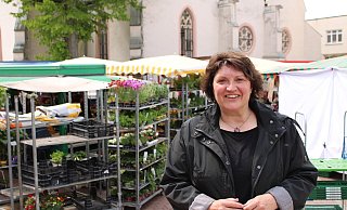 Die SPD-Kandidatin Ellen Stock liebt den Trubel auf dem Lagenser Marktplatz. Hier wirbt sie für ihre zweite Amtszeit im Düsseldorfer Landtag. - Philipp Kersten