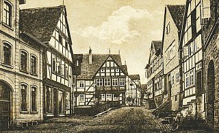 Das Foto mit Perspektive auf das Rathaus aus der Sammlung der Familie Rohde zeigt im linken Bildfeld das Geschäftshaus der Familie Bachrach in der heute die Galerie des Kunstvereins und darüber die städtische Galerie untergebracht sind. Vor dem Haus werden sechs Stolpersteine verlegt. - Fotorechte: Familie Rohde Das Foto mit Perspektive auf das Rathaus aus der Sammlung der Familie Rohde zeigt im linken Bildfeld das Geschäftshaus der Familie Bachrach in der heute die Galerie des Kunstvereins und darüber die städtische Galerie untergebracht sind. Vor dem Haus werden sechs Stolpersteine verlegt. - Fotorechte: Familie Rohde