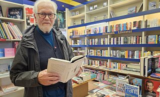 Das soziale Engagement von Hermann Hibbeler ist mit einem Ehrenpreis gewürdigt worden.Ganz privat gehört das Lesen zu seinen Hobbys. In der Bücherei Brückmann ist der 84-Jährige Stammkunde, mittlerweile hat er um die 10.000 Bücher. - Astrid Sewing