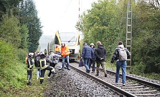 Menschen verlassen den Zug RB 72, der im Horner Stadtgebiet liegen geblieben ist. - Freitag TV