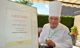 Küchenmeister Klaus Wilfried Meyer zeigt seine Auszeichnung und die Urkunde, die ihm vom Verband der Köche Deutschlands verliehen worden sind. - Karin Prignitz