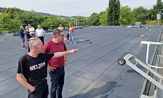 Hausmeister Dirk Frevert (vorne links) zeigt CDU-Ratsmitglied Olaf Copony das neue Dach der Grundschule Langenholzhausen. Ebenfalls dabei sind (hinten, von links) die SPD-Ratsmitglieder Manfred und Cornelia Rehse, Architekt Axel Bley, Bürgermeister Mario Hecker, Bauleiter Nikolai Stoll und Bauamtsleiterin Ewa Hermann. - Nadine Uphoff Hausmeister Dirk Frevert (vorne links) zeigt CDU-Ratsmitglied Olaf Copony das neue Dach der Grundschule Langenholzhausen. Ebenfalls dabei sind (hinten, von links) die SPD-Ratsmitglieder Manfred und Cornelia Rehse, Architekt Axel Bley, Bürgermeister Mario Hecker, Bauleiter Nikolai Stoll und Bauamtsleiterin Ewa Hermann. - Nadine Uphoff