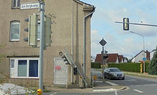 Dieser Ampelmast an der Kreuzung vonrLageschen Straße (B 66), der Straße Am Bergkamp und der Uferstraße in Hörstmar ist umgefahren worden. Polizei und Landesbetrieb Straßenbau bitten um Hinweise auf den Verursacher. - Landesbetrieb Straßenbau Dieser Ampelmast an der Kreuzung vonrLageschen Straße (B 66), der Straße Am Bergkamp und der Uferstraße in Hörstmar ist umgefahren worden. Polizei und Landesbetrieb Straßenbau bitten um Hinweise auf den Verursacher. - Landesbetrieb Straßenbau