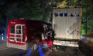 Die Feuerwehr half beim Alleinunfall. - Foto: Feuerwehr Detmold/C. Rieks