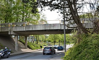 Die Brücke über der Zeppelinstraße zwischen Niklas-Luhmann-Gymnasium und Heinz-Sielmann-Schule soll abgerissen und durch eine neue ersetzt werden. Foto: Karin Prignitz - Karin Prignitz Die Brücke über der Zeppelinstraße zwischen Niklas-Luhmann-Gymnasium und Heinz-Sielmann-Schule soll abgerissen und durch eine neue ersetzt werden. Foto: Karin Prignitz - Karin Prignitz
