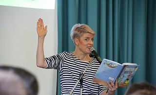 Stephanie Schneider in der Asemisser Grundschulaula. Foto: Knut Dinter - Knut Dinter