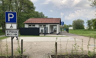 Hinter dem neuen Wohnmobilstellplatz soll auf einer großen Wiese der neue Grundschulneubau in Bad Meinberg entstehen. - Cordula Gröne