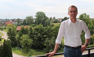 Jörg Bierwirth auf seinem Balkon in Lothe kurz vor der erneuten Wahl zum Bürgermeister 2020. Jetzt wirft er das Handtuch. - Silke Buhrmester Jörg Bierwirth auf seinem Balkon in Lothe kurz vor der erneuten Wahl zum Bürgermeister 2020. Jetzt wirft er das Handtuch. - Silke Buhrmester