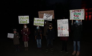 Vor der Sitzung protestieren einige Kinder und Erwachsene an der Stadthalle. - Jana Beckmann Vor der Sitzung protestieren einige Kinder und Erwachsene an der Stadthalle. - Jana Beckmann