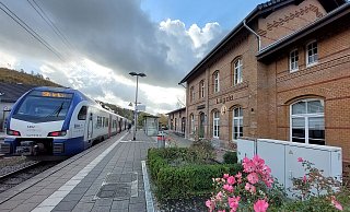 „Vernetzte, klimafreundliche Mobilität wird in unserer Stadt großgeschrieben“, sagt Torben Blome. Der Lügder Bahnhof sei ein wichtiger Knotenpunkt im Kreis, von dort aus könne man mit der S5 ohne Umstieg bis zum Hannoveraner Flughafen fahren und von dort die ganze Welt ansteuern. - Michaela Weiße „Vernetzte, klimafreundliche Mobilität wird in unserer Stadt großgeschrieben“, sagt Torben Blome. Der Lügder Bahnhof sei ein wichtiger Knotenpunkt im Kreis, von dort aus könne man mit der S5 ohne Umstieg bis zum Hannoveraner Flughafen fahren und von dort die ganze Welt ansteuern. - Michaela Weiße
