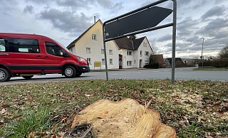 Plötzlich war er ab: Damit an dieser Kreuzung demnächst die gigantischen Rotorblätter für die neuen Windräder passieren können, musste der von der Dorfgemeinschaft gepflanzte Baum weichen. - Silke Buhrmester Plötzlich war er ab: Damit an dieser Kreuzung demnächst die gigantischen Rotorblätter für die neuen Windräder passieren können, musste der von der Dorfgemeinschaft gepflanzte Baum weichen. - Silke Buhrmester