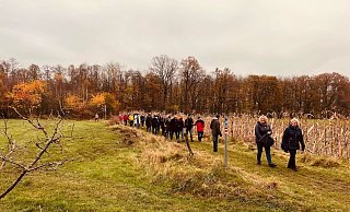 Der Einladung zum #OPENSENNE Spaziergang sind viele Teilnehmende aus den Senneanrainerkommunen gefolgt - Schlangen 4.0 Der Einladung zum #OPENSENNE Spaziergang sind viele Teilnehmende aus den Senneanrainerkommunen gefolgt - Schlangen 4.0