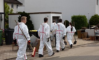 Gemeinsam stark: Viele freiwillige Helfer sowieMitarbeiter der Stadt Detmold und der Feuerwehr packen in Klüt mit an undschaufeln den Schlamm aus den Kellerräumen. - Torben Gocke