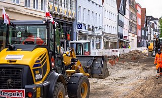 Auf der Baustelle in der Langen Straße ist die Verlegung der Versorgungsleitungen so gut wie abgeschlossen. Nun werden vor den Hauseingängen die alten Pflastersteine gegen neue Steine ausgetauscht. - Raphael Bartling