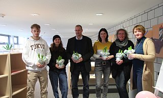 Freuen sich über das neue Selbstlernzentrum an der Karla-Raveh-Gesamtschule: (von links) Raphael Nolting, Marleen Theopold, Stefan Meyer Meyer-Einsfelder, Christina Einsfelder, Monika Leweke und Sonja Ashauer. - Nadine Uphoff
