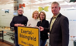 Das "Exertal"- Ortsschild wird künftig in der Sekundarschule hängen. Bürgermeister Frank Meier (rechts) hatte es während des Weihnachtsmarktes an Heinrich Eggersmann versteigert, dessen Frau Sandra Eggersmann (Zweite von rechts) hat es jetzt stellvertretend an Lehrerin Carmen Kuhfuß-Brüggemann und Schulleiter Peter Wehrmann übergeben. - Lorraine Brinkmann Das "Exertal"- Ortsschild wird künftig in der Sekundarschule hängen. Bürgermeister Frank Meier (rechts) hatte es während des Weihnachtsmarktes an Heinrich Eggersmann versteigert, dessen Frau Sandra Eggersmann (Zweite von rechts) hat es jetzt stellvertretend an Lehrerin Carmen Kuhfuß-Brüggemann und Schulleiter Peter Wehrmann übergeben. - Lorraine Brinkmann