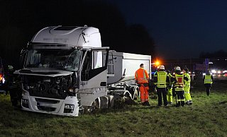 Der Lkw kam auf einem Grünstreifen neben der Fahrbahn zum Stehen. - Feuerwehr Bad Salzuflen Der Lkw kam auf einem Grünstreifen neben der Fahrbahn zum Stehen. - Feuerwehr Bad Salzuflen