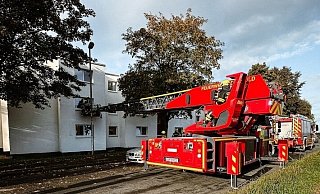 Die Feuerwehr gelangte über die Drehleiter in die Wohnung. - Feuerwehr Detmold Die Feuerwehr gelangte über die Drehleiter in die Wohnung. - Feuerwehr Detmold