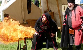 Eröffnung der Mittelaltermarktes mit Feuer vom Alchemisten und Marktvogt zu Heiden Kai-Jörn Rosin (rechts). - Thomas Krügler