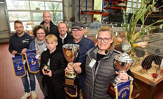 Patrick Gr&uuml;ndel (von links), Alexandra Nope, Dennis Bergmann, Mayson Paul Rieger, Mario Hecker, Hermann Hecker und Heike Iwanovicz sind die gl&uuml;cklichen Gewinner der Rassegefl&uuml;gelschau in Hohenhausen. - Nicole Ellerbrake