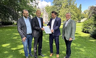 Über den Förderbescheid für die Sanierung des Schlossparks freuen sich (von links) Martin Kölczer (Stadtentwicklung), Jens Kronsbein (Bezirksregierung), Frank Hilker (Bürgermeister) und Thomas Lammering (Stadt Detmold). - Karlotta Hensch Über den Förderbescheid für die Sanierung des Schlossparks freuen sich (von links) Martin Kölczer (Stadtentwicklung), Jens Kronsbein (Bezirksregierung), Frank Hilker (Bürgermeister) und Thomas Lammering (Stadt Detmold). - Karlotta Hensch