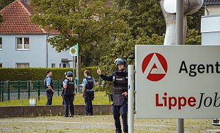 Schwer bewaffnet säumen Polizisten am Dienstagmittag das Gelände der Agentur für Arbeit in der Wittekindstraße. - Freitag TV