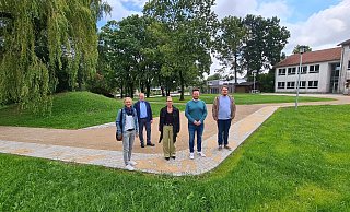 Freuen sich &uuml;ber den neuen Mehrgenerationenpark: (von links) Ute Seidemann vom Bauamt der Gemeinde Kalletal, B&uuml;rgermeister Mario Hecker, Grundschulleiterin Kirsten Pielsticker sowie die Fraktionsvorsitzenden Julian Gerber (CDU) und Florian Sch&ouml;n (B&uuml;ndnis 90/Die Gr&uuml;nen). - Nadine Uphoff