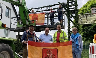 Sind mit den Vorbereitungen für das Dorffest Leopoldstal beschäftigt: Bernd Vogt (oben, von links), Eckhard Haase, Stefan Weinelt und (unten) Klaus-Peter Stock, Tobias Begemann, Andreas Brinkmann und Anja Stock. - Cordula Gröne Sind mit den Vorbereitungen für das Dorffest Leopoldstal beschäftigt: Bernd Vogt (oben, von links), Eckhard Haase, Stefan Weinelt und (unten) Klaus-Peter Stock, Tobias Begemann, Andreas Brinkmann und Anja Stock. - Cordula Gröne