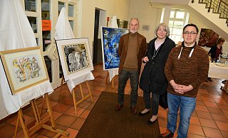 Johann Georg Ludwig (von links), Erika Stumpf und Peter Fabian vor den zu versteigernden Bildern. - Nicole Ellerbrake Johann Georg Ludwig (von links), Erika Stumpf und Peter Fabian vor den zu versteigernden Bildern. - Nicole Ellerbrake