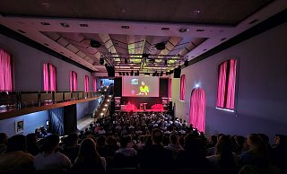 Etwa 320 Schülerinnen und Schüler hören sich am Donnerstagvormittag in der Detmolder Stadthalle hautnahe Berichte von Ersthelfern und Einsatzkräften an. - Janet König