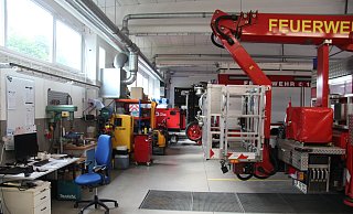 Sowas geht eigentlich nicht: In die ohnehin zu kleine Lagerzone der Fahrzeughalle ist ein Schreibtisch gequetscht. Springt der daneben befindliche Kompressor an, ist an Büroarbeit nicht zu denken. - Dieter Asbrock Sowas geht eigentlich nicht: In die ohnehin zu kleine Lagerzone der Fahrzeughalle ist ein Schreibtisch gequetscht. Springt der daneben befindliche Kompressor an, ist an Büroarbeit nicht zu denken. - Dieter Asbrock