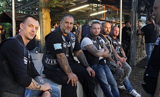 Zurück zu den Wurzeln: Bereits 2016 war der ehemalige Swingerclub im Frettholz 19 Ziel und Ausgangspunkt der Ausfahrt für den MC Brothers Guards. Jetzt lädt Tim Kellner (2. von links) erneut zu einer Ausfahrt ein und hat wieder diese Location gewählt. - Werner Hoppe