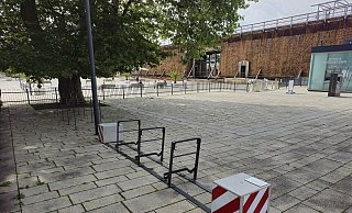 Die „Wanderbügel“ werden in der Innenstadt von Bad Salzuflen und in ausgewählten Ortsteilen in den kommenden Monaten getestet und sollen als Abstellmöglichkeit wesentlich zur Nutzung des Fahrrades als innerstädtisches Verkehrsmittel beitragen - wie hier am ersten Probestandort am Haupteingang des Kurparks in der Salzufler Innenstadt. - Stadt Bad Salzuflen