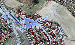 Der "Digitale Zwilling", die Starkregen-Simulation des Kreises Lippe zeigt relativ gut, wie das Regenwasser am 1. August in Leopoldstal tatsächlich geflossen ist. Gut lässt sich die Senke im Feld erkennen, in der es sich sammelt und von dort die Wohnstraßen (Ahorn-, Birkenweg und Rothensieker Weg) überschwemmt. - Grafik: Kreis Lippe