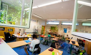 Fenster auf! Was im Sommerhalbjahr an den Schulen gut funktioniert, könnte im Herbst wieder Schwierigkeiten machen. Lemgo diskutiert daher kurz vor der Sommerpause noch über den fast flächendeckenden Einbau von Lüftungsanlagen. - Christoph Soeder/dpa