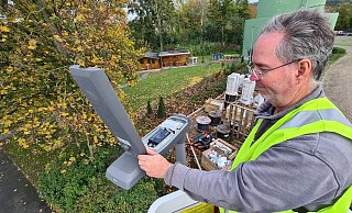 Elektroinstallateur Gustav von Leßel von den Stadtwerken blickt vom neuen Steiger aus in eine Straßenlaterne. Bei Ausfällen rückt er aus, um die Leuchtmittel auszutauschen oder die Technik zu reparieren. - Nadine Uphoff