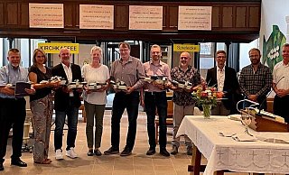 Ausgezeichnet: (von links) Miriam Buck, Ulrich Sasse, Sabine Augustin, Andreas Augustin, Anke Geller-Zymelka, Jens Finke, Thomas Venker, Bernd Jung, Axel Bley, Ole Fischer, Andreas Mattke und Christian Kornmaul. - Ulrich Kellmer