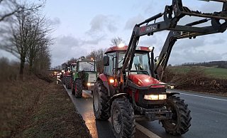 Rund 45 Fahrzeuge stehen am Montagnachmittag an der Auffahrt zur Ostwestfalenstraße. - Carolin Brokmann-Förster Rund 45 Fahrzeuge stehen am Montagnachmittag an der Auffahrt zur Ostwestfalenstraße. - Carolin Brokmann-Förster