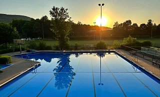 Das Freibad Elbrinxen bleibt - ebenso wie das Lügder Bad - in den Ferien an allen Wochentagen geöffnet. - DLRG Lügde-Elbrinxen/Freibad Elbrinxen Das Freibad Elbrinxen bleibt - ebenso wie das Lügder Bad - in den Ferien an allen Wochentagen geöffnet. - DLRG Lügde-Elbrinxen/Freibad Elbrinxen