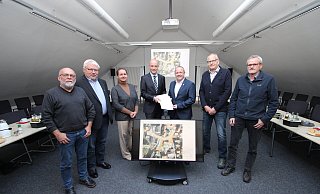 Die Umgestaltung des Langenholzhauser Mühlenvorplatzes kann kommen: Jens Kronsbein von der Bezirksregierung Detmold (Vierter von links) übergibt Kalletals Bürgermeister Mario Hecker im Rathaus das Dokument, das 454.000 Euro wert ist. Mit dabei sind (von links) SPD-Fraktionsvorsitzender Manfred Rehse, der zweite stellvertretende Bürgermeister Volker Preuß (CDU), Bauamtsleiterin Ewa Hermann (Grüne), der stellvertretende Bürgermeister Dieter Hartwig (SPD) und Stefan Pohl vom Bauamt. - Jens Rademacher Die Umgestaltung des Langenholzhauser Mühlenvorplatzes kann kommen: Jens Kronsbein von der Bezirksregierung Detmold (Vierter von links) übergibt Kalletals Bürgermeister Mario Hecker im Rathaus das Dokument, das 454.000 Euro wert ist. Mit dabei sind (von links) SPD-Fraktionsvorsitzender Manfred Rehse, der zweite stellvertretende Bürgermeister Volker Preuß (CDU), Bauamtsleiterin Ewa Hermann (Grüne), der stellvertretende Bürgermeister Dieter Hartwig (SPD) und Stefan Pohl vom Bauamt. - Jens Rademacher