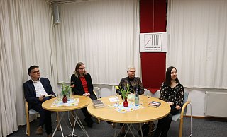 Prof. Dr. Jürgen Jasperneite (Fraunhofer IOSB-INA und TH OWL), von links, Dr. Sonja Girod (VHS Detmold und Lemgo), Moderatorin Elisabeth Webel und Hannah Vehreschild (Stadtbücherei). - Philip Marx Prof. Dr. Jürgen Jasperneite (Fraunhofer IOSB-INA und TH OWL), von links, Dr. Sonja Girod (VHS Detmold und Lemgo), Moderatorin Elisabeth Webel und Hannah Vehreschild (Stadtbücherei). - Philip Marx