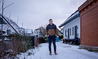 Eigentümer Fabian Kück im Januar in der unfertigen - und nach Ansicht des Bauherren sogar einsturzgefährdeten - Einfahrt vor seinem Haus in Hiddesen. - Raphael Bartling Eigentümer Fabian Kück im Januar in der unfertigen - und nach Ansicht des Bauherren sogar einsturzgefährdeten - Einfahrt vor seinem Haus in Hiddesen. - Raphael Bartling