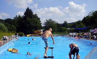 Das Freibad Berlebeck-Heiligenkirchen an einem gut besuchten Sommertag. Wie intensiv 2024 das Wasser beheizt werden müsse, sagt die SPD, wisse man ja noch gar nicht. - Archivfoto: Andreas Barnekow