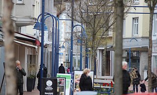 Die blauen Laternen in der Innenstadt brennen die ganze Nacht. Sie sollen ausgetauscht werden, denn moderne LED-Laternen sparen Energie ein. - Jens Rademacher