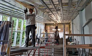 Christian Speck (vorne) und Jörg Hartwich sind mit den Arbeiten am Dach des Treppenhauses der Grundschule Ost beschäftigt, während Ingrid Behlen (links) von der Gemeinde Dörentrup und Architektin Andrea Nolting über den Fortschritt sprechen. - Nadine Uphoff Christian Speck (vorne) und Jörg Hartwich sind mit den Arbeiten am Dach des Treppenhauses der Grundschule Ost beschäftigt, während Ingrid Behlen (links) von der Gemeinde Dörentrup und Architektin Andrea Nolting über den Fortschritt sprechen. - Nadine Uphoff