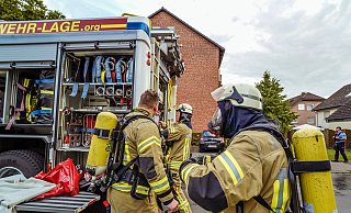 Am Einsatzort legen Feuerwehrleute Atemschutzgeräte an. - FreitagTV