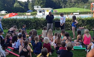Rund 100 Lipperin trafen sich zum Mädchentag im Freibad Schieder. - Ev.-ref. Kirche Cappel-Istrup