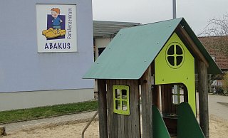 Das Familienzentrum "Abakus" bietet seinen Kindern im Vorschulalter eine großzügige Spiellandschaft an. Die Lehrerinnen wissen, wie wichtig Bewegung für die Entwicklung von Körper und Geist ihrer Sprößlinge ist. (Foto: Hajo Gärtner) - Hajo Gärtner Das Familienzentrum "Abakus" bietet seinen Kindern im Vorschulalter eine großzügige Spiellandschaft an. Die Lehrerinnen wissen, wie wichtig Bewegung für die Entwicklung von Körper und Geist ihrer Sprößlinge ist. (Foto: Hajo Gärtner) - Hajo Gärtner