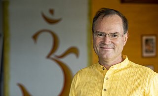 Sukadev Bretz, Leiter und Gründer des Yoga Vidya, ist vom britischen Parlament für seine Verdienste um das Yoga geehrt worden. - Andreas Birresborn Sukadev Bretz, Leiter und Gründer des Yoga Vidya, ist vom britischen Parlament für seine Verdienste um das Yoga geehrt worden. - Andreas Birresborn