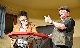In einer Talkshow befragt Talkmaster Erdmann-Schwingstingel (Joachim Peters, l.) Naturforscher Professor Schulte-Hennesbach (Jörg Czyborra), der längst verloren geglaubte Anstandsregeln aufgespürt hat. Foto: Karin Prignitz - Karin Prignitz In einer Talkshow befragt Talkmaster Erdmann-Schwingstingel (Joachim Peters, l.) Naturforscher Professor Schulte-Hennesbach (Jörg Czyborra), der längst verloren geglaubte Anstandsregeln aufgespürt hat. Foto: Karin Prignitz - Karin Prignitz